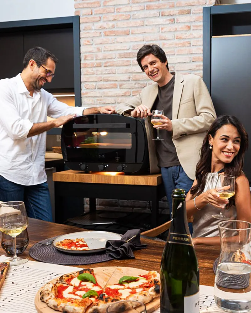 Urbe Alfa Forni – elektrischer Pizzaofen – mit passenden Accessoires arrangiert