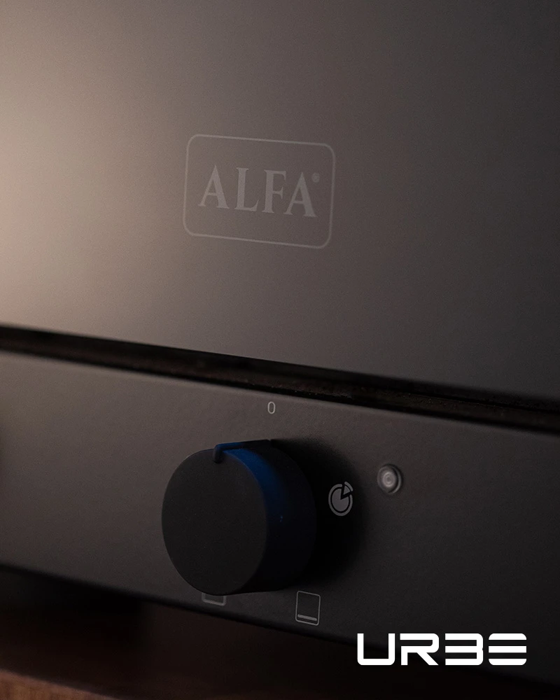 Urbe Alfa Forni – elektrischer Pizzaofen – mit passenden Accessoires arrangiert