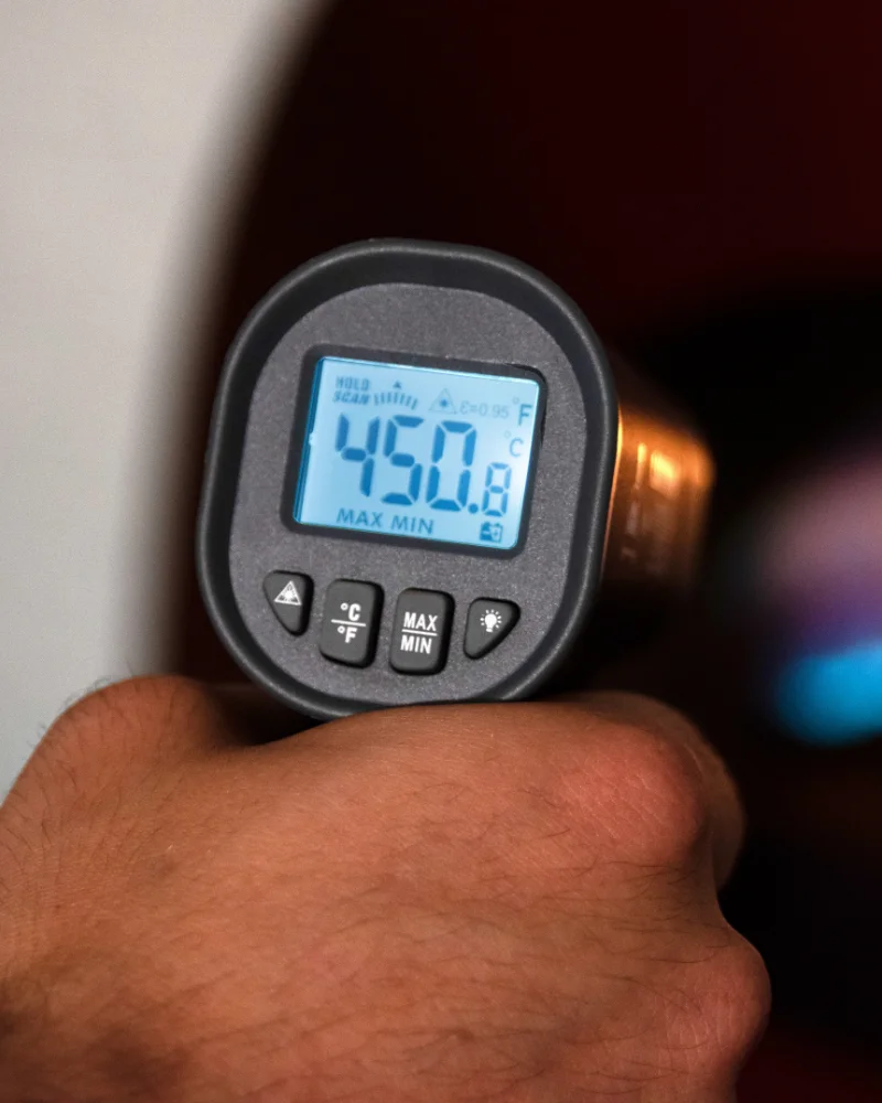 Alfa Forni - Infrarot- Laserthermometer – mit passenden Accessoires arrangiert