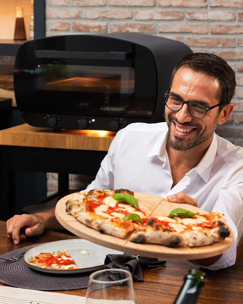 Urbe Alfa Forni – elektrischer Pizzaofen – mit passenden Accessoires arrangiert